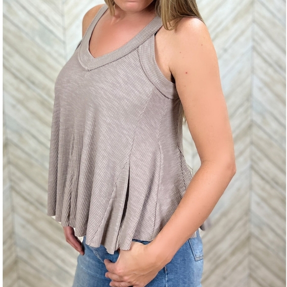 Basic Raw Hem Tank Top - Picture 3 of 3